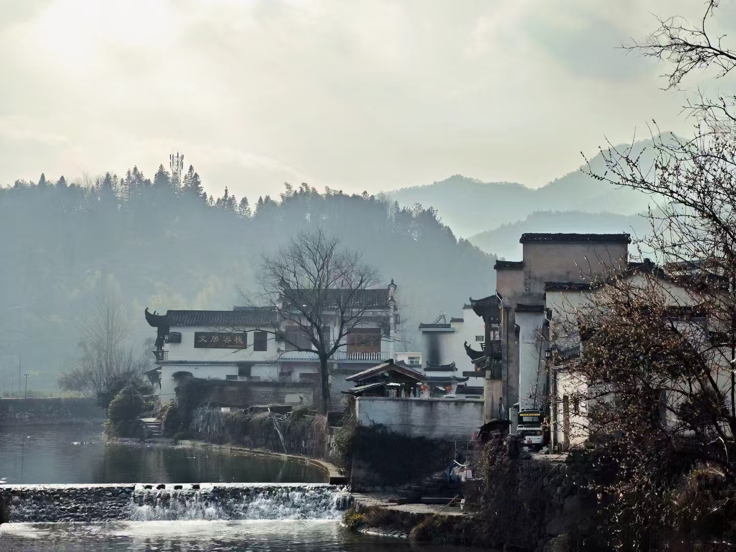 烟雨入徽州，山水如墨染