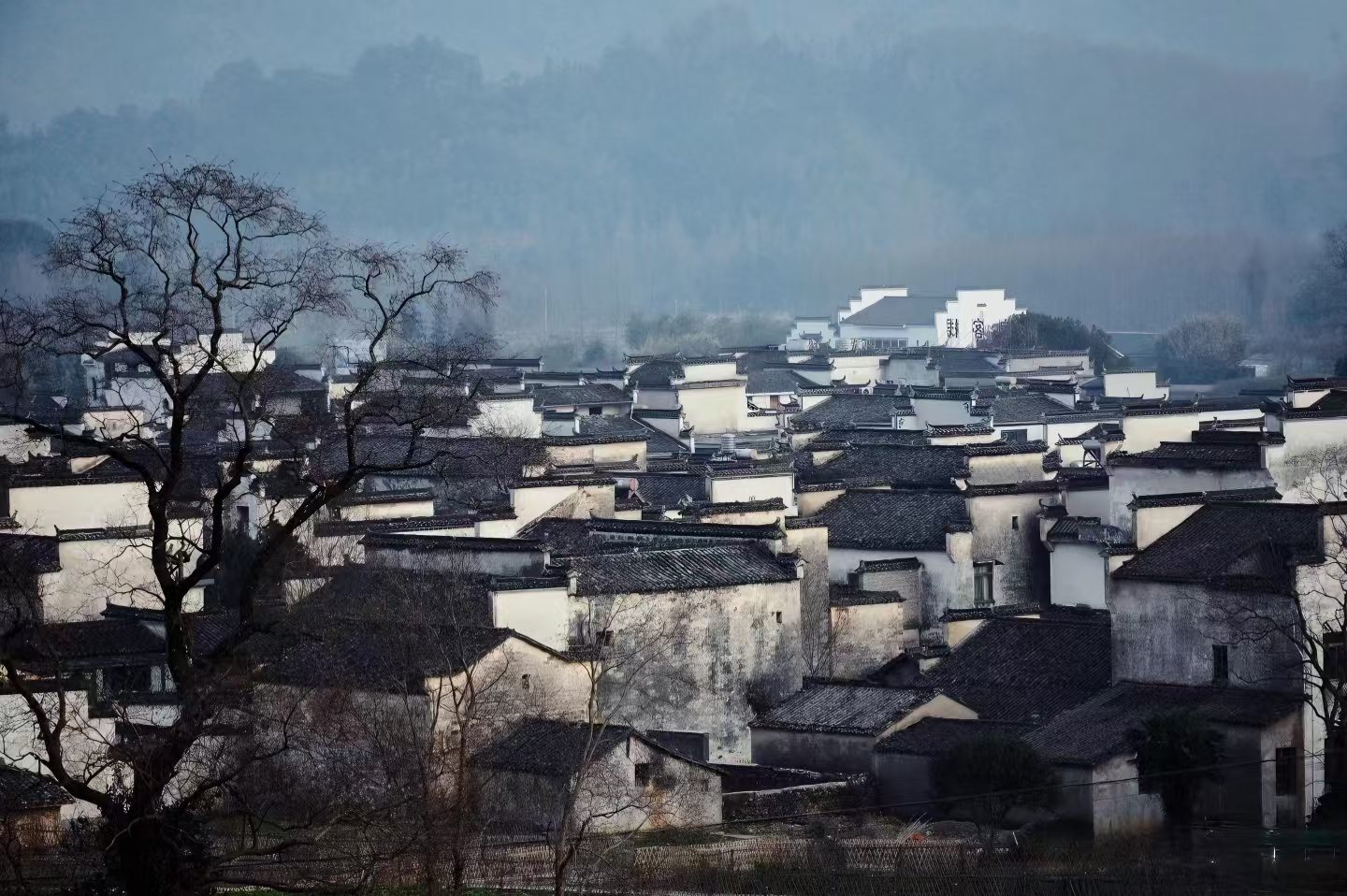 烟雨入徽州，山水如墨染
