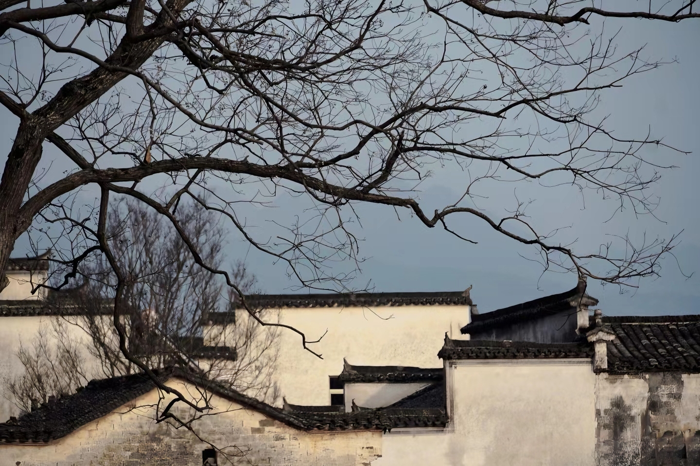 烟雨入徽州，山水如墨染