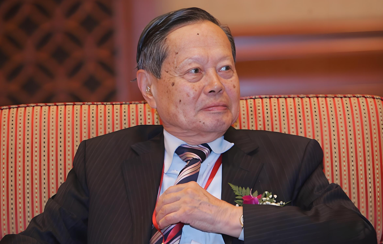 在世物理学届第一人—杨振宁
